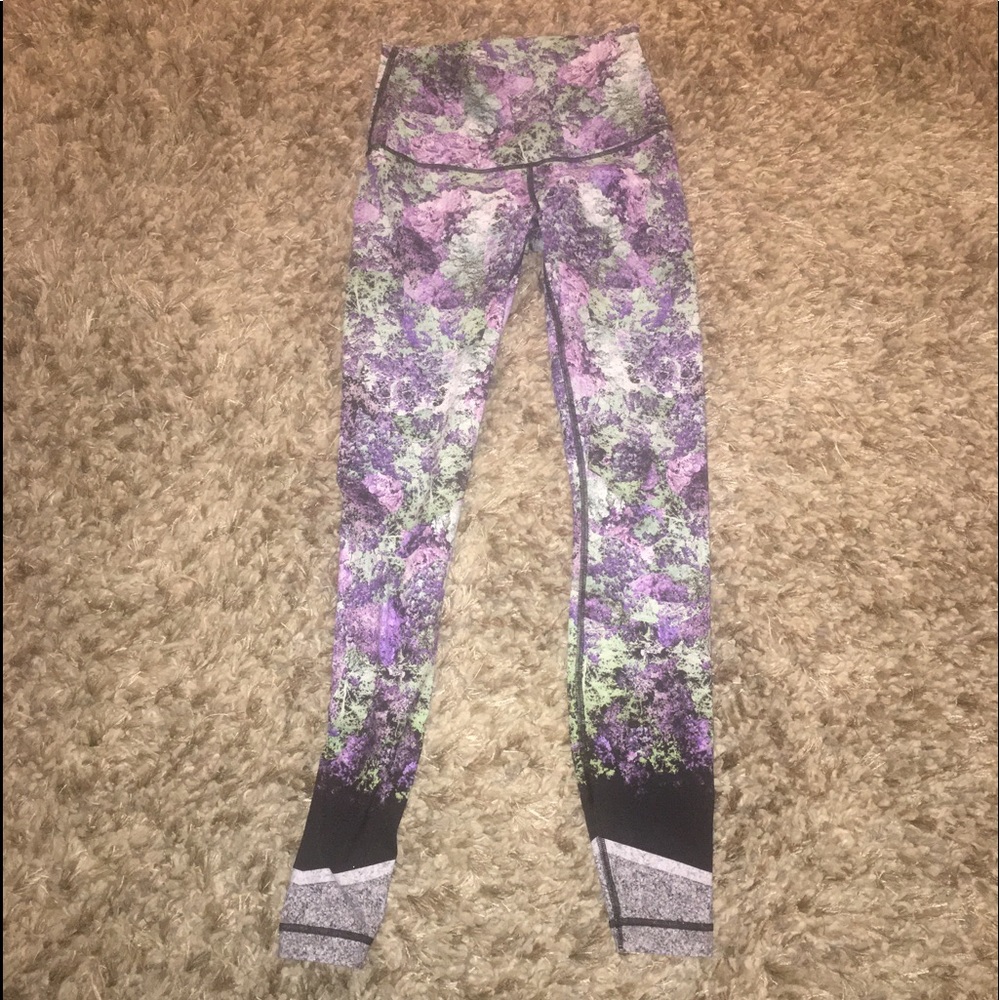 Lululemon Wunder Under, size 6